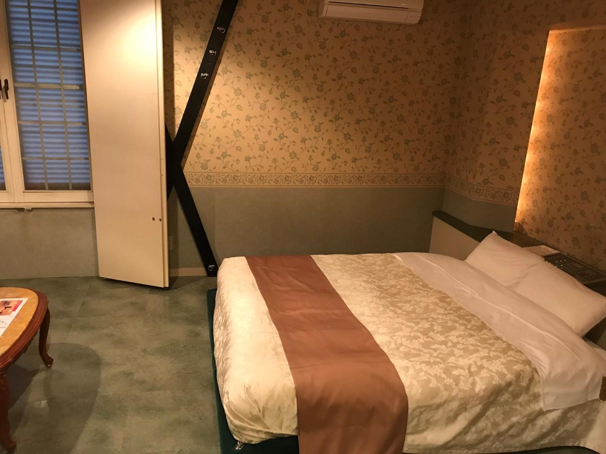 蒂法尼成人酒店