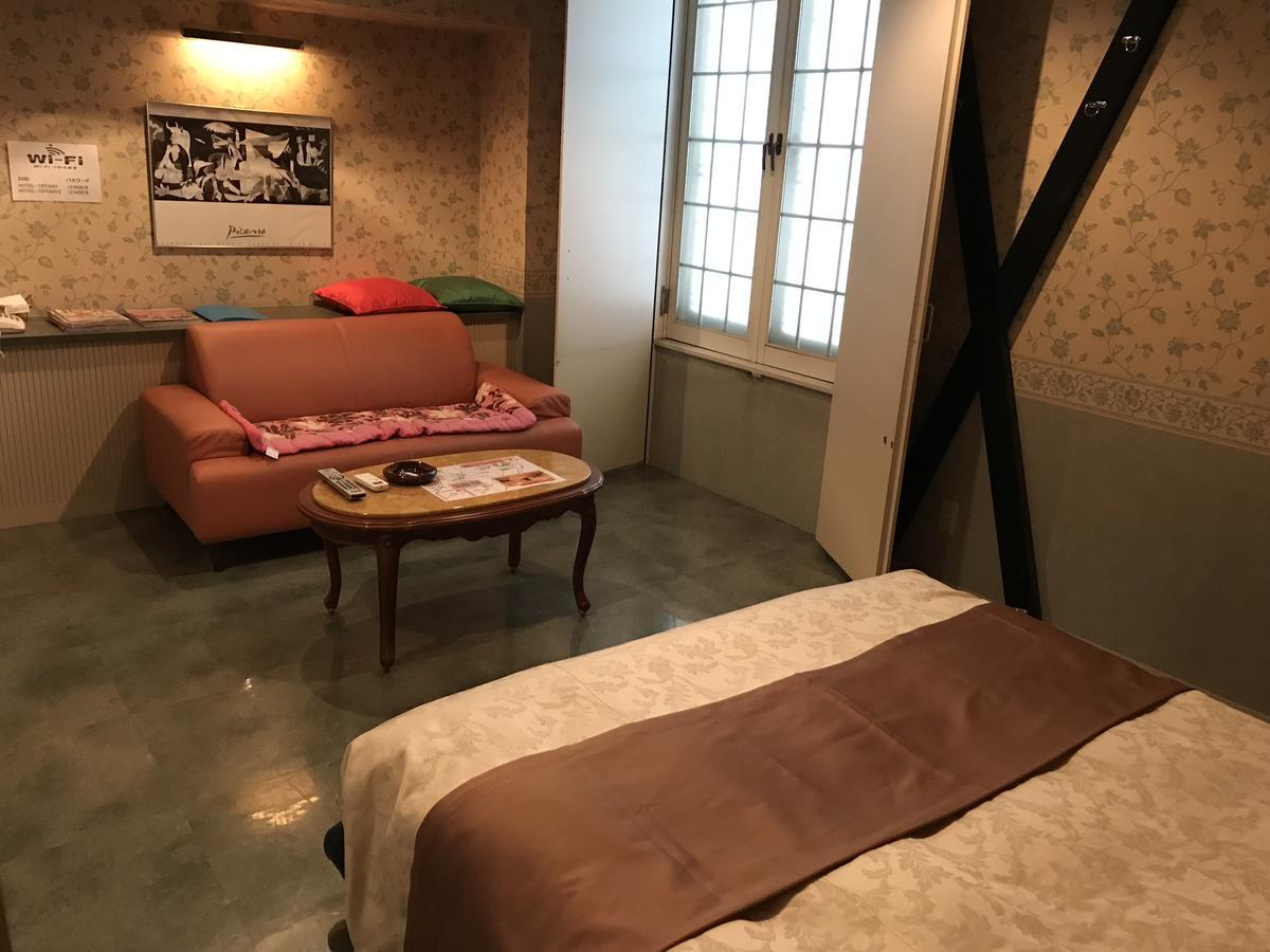 蒂法尼成人酒店